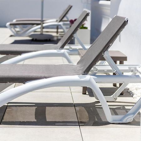 Apartamentos Toboso Plaza Нерха Экстерьер фото A sunlounger