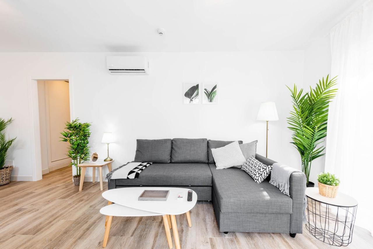 Apartamentos Toboso Plaza Нерха Экстерьер фото A living room with a sofa