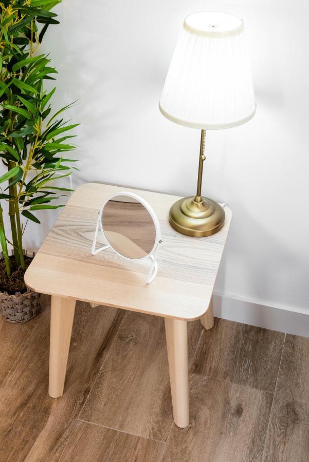 Apartamentos Toboso Plaza Нерха Экстерьер фото A table mirror