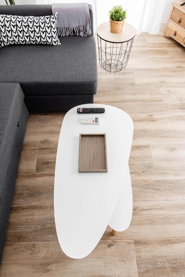 Apartamentos Toboso Plaza Нерха Экстерьер фото A side table