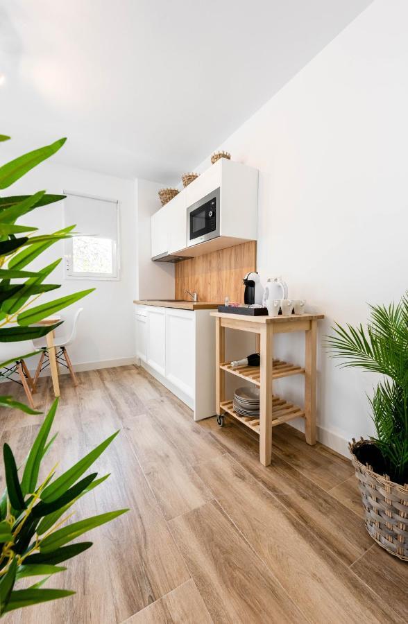 Apartamentos Toboso Plaza Нерха Экстерьер фото A small kitchen