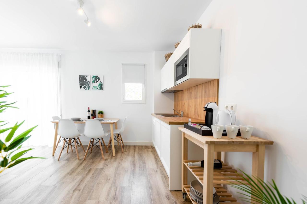 Apartamentos Toboso Plaza Нерха Экстерьер фото A modern kitchen