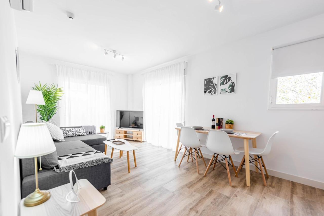Apartamentos Toboso Plaza Нерха Экстерьер фото A staged living room