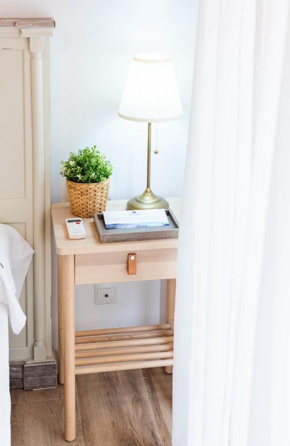 Apartamentos Toboso Plaza Нерха Экстерьер фото A bedside table