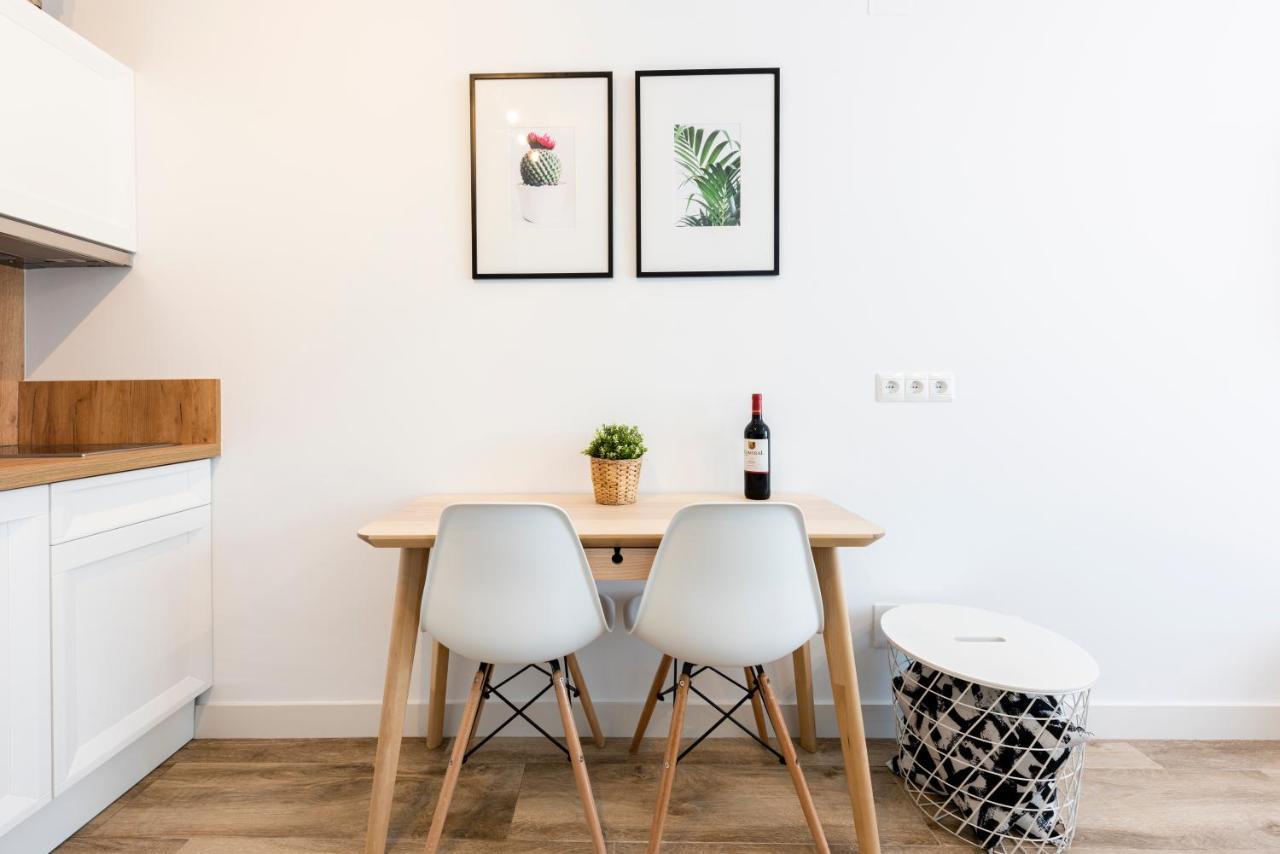 Apartamentos Toboso Plaza Нерха Экстерьер фото A kitchen table