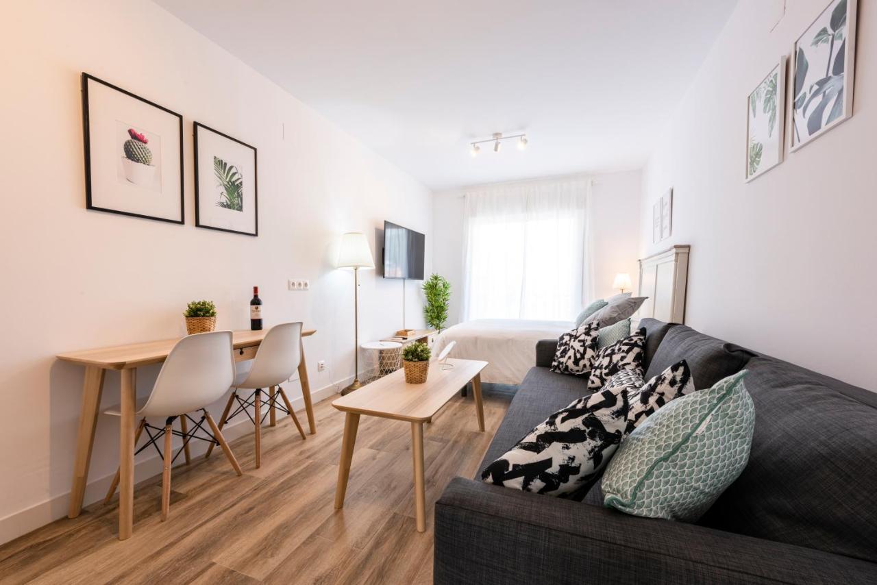 Apartamentos Toboso Plaza Нерха Экстерьер фото A staged living room