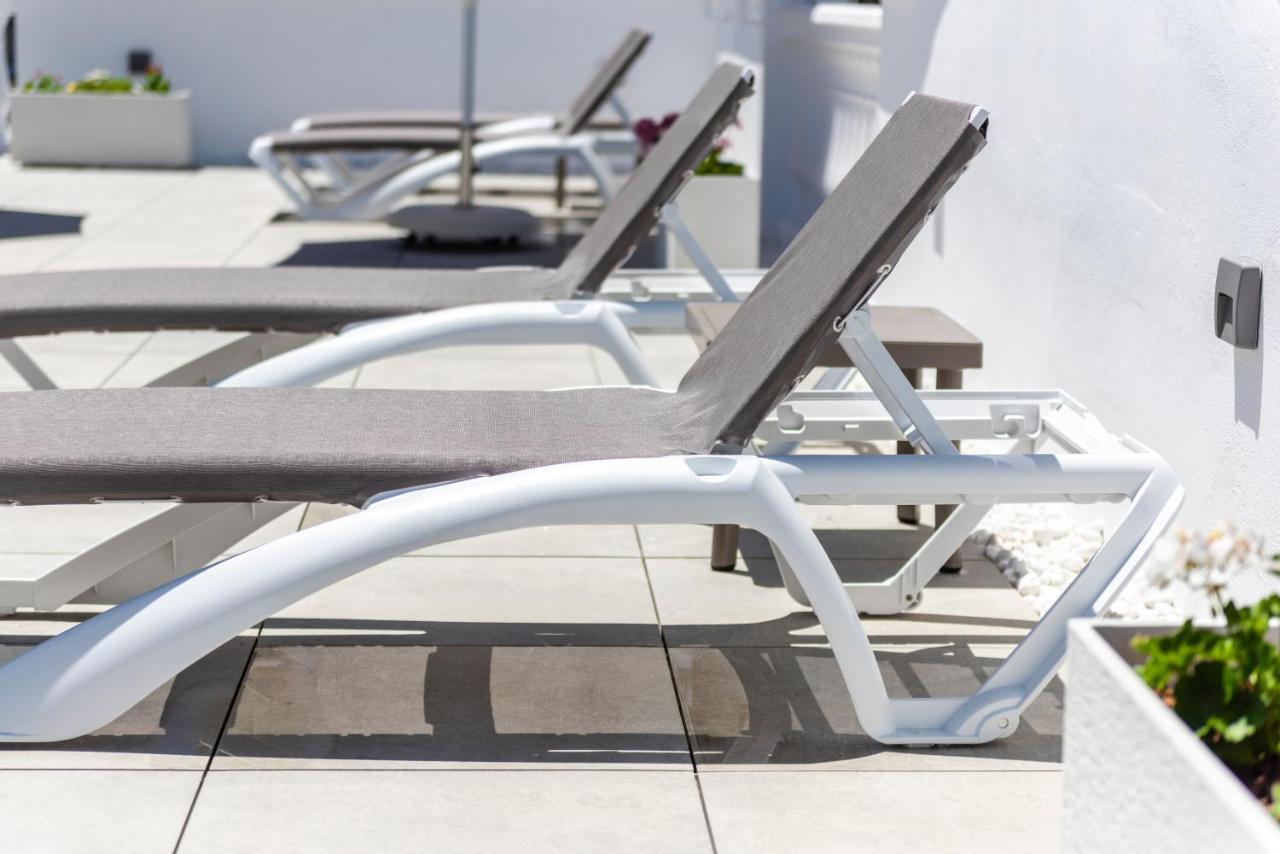 Apartamentos Toboso Plaza Нерха Экстерьер фото A sunlounger