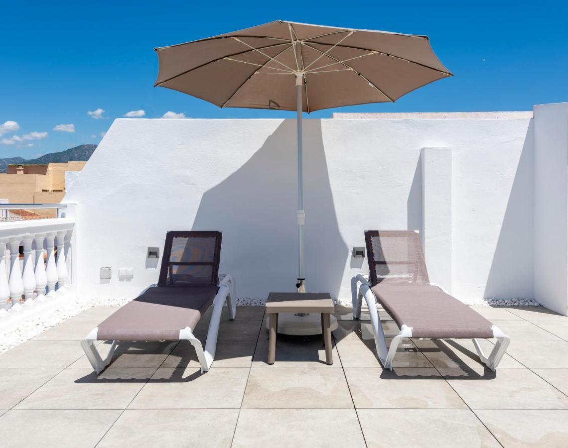 Apartamentos Toboso Plaza Нерха Экстерьер фото A patio umbrella